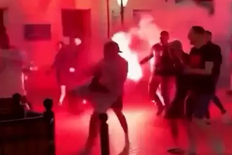 إشعال نيران واعتقالات.. اشتباكات قوية بين جماهير أرسنال وباريس قبل نهائي الأبطال